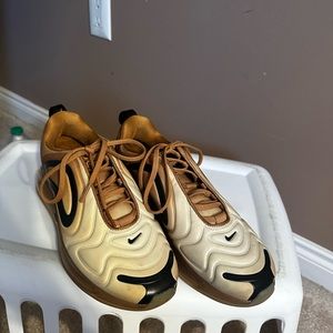 Nike Air Max like new view photoswore 3x size 6 I'm a female wear 7.5